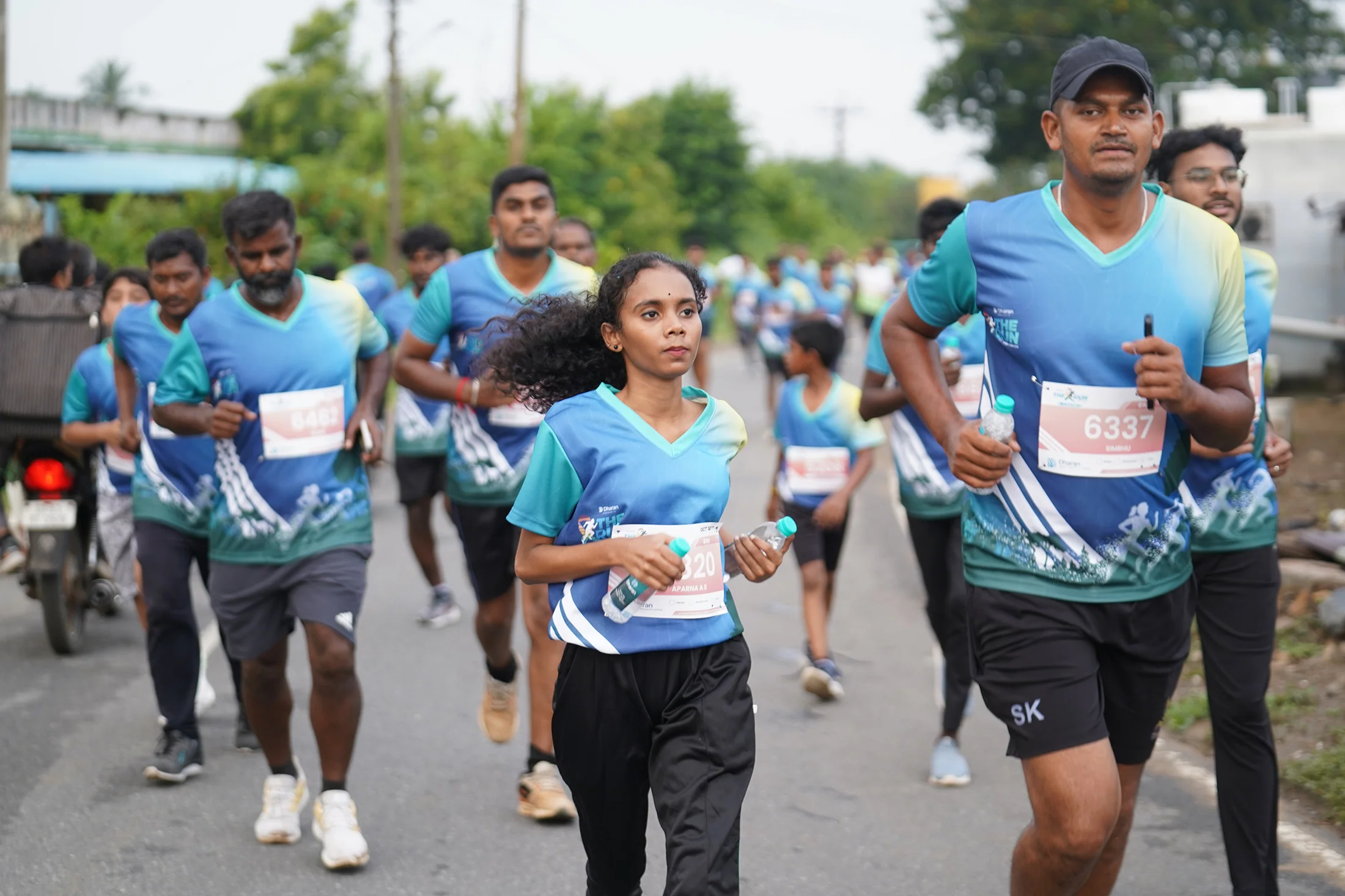 A group of second-edition runners in the blue and yellow event jersey.