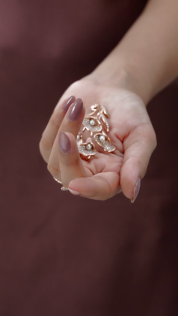 Dancing figurine pendant in rose gold and pearl